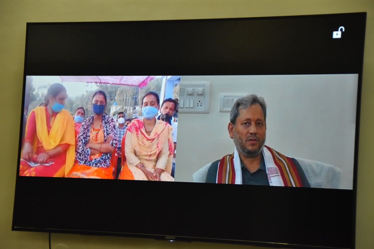 देहरादून: मुख्यमंत्री तीरथ सिंह रावत ने राजकीय प्राथमिक विद्यालय धोबीघाट, दुगड्डा में आयोजित रात्रि चैपाल में वर्चुअल तरीके से प्रतिभाग किया। चैपाल में आई 21 समस्याओं से 17 का मौके पर ही निस्तारण कर दिया गया। मुख्यमंत्री श्री तीरथ ने अधिकारियों को निर्देश दिये कि जनता की समस्याओं को दिन रात एक करके समाधान करना है। सभी जिलाधिकारीध्मुख्य विकास अधिकारी और अन्य अधिकारी दुरस्थ क्षेत्र में रात्रि विश्राम कर चैपाल के माध्यम से लोगों की समस्याओं का समाधान करें। कोई भी समस्या समाधान हेतु 01 माह से उपर का समय नही लगना चाहिए। राज्य में जनकल्याणकारी योजनाओं के क्रियान्वयन करने के लिए अधिकारियों को 75 दिन का वर्क प्लान बनाने के निर्देश दिए गये हैं। रात्रि चैपाल में ब्लॉक प्रमुख सुश्री रूची कैन्तुरा की दुग्गड्डा में आ रही मोबाईल कनेक्टीविटी प्राब्लम की शिकायत का संज्ञान लेते हुए मुख्यमंत्री ने एक सप्ताह के अन्दर सर्वे कराकर उक्त समस्या का निराकरण करने के निर्देश दिये। महिला स्वयं सहायता समूह द्वारा मुख्यमंत्री को सब्जी उत्पादन एवं विक्रय में आ रही समस्याओं से अवगत कराया गया, मुख्यमंत्री श्री तीरथ द्वारा उद्यान विभाग के अधिकारियों को कैम्प लगाकर राज्य सरकार द्वारा चलाई जा रही कल्याणकारी योजनाओं से रूबरू कराकर जनता में जागरूकता लाने के निर्देश दिये गये। मुख्यमंत्री श्री तीरथ ने कहा कि राज्य सरकार द्वारा स्वरोजगार एवं स्वयं सहायता समूहों हेतु कई योजनायें चला रही है। बीज एवं कृषि यन्त्रों में सब्सीडी दी जा रही है, बिना ब्याज के ऋण मुहैया कराया जा रहा है। मुख्यमंत्री श्री तीरथ ने दुगड्डा क्षेत्र में स्वास्थ्य सेवाओं सहित महिला चिकित्सक की कमी की शिकायत का संज्ञान लेते हुए तुरन्त इस पर कार्यवाही करने के निर्देश दिये। मुख्यमंत्री ने कहा कि आज ही उन्होंने स्वास्थ्य विभाग के अधिकारियों के साथ बैठक कर निर्देश दिये है कि प्रदेश में स्वास्थ्य सुविधाओं को बेहतर बनाने के लिए दूरस्थ क्षेत्रों तक स्वास्थ्य सुविधाओं को सुधारने के लिए विशेष प्रयास किये किये जाने के साथ ही स्वास्थ्य विभाग में रिक्त पदों के लिए शीघ्र अधियाचन भेजे जाय। मुख्यमंत्री श्री तीरथ ने चैपाल में आई सभी समस्याओं को अधिकारियों से गंभीरता से लेने के निर्देश दिये। मुख्यमंत्री ने कहा कि जनता को किसी भी कार्य हेतु सरकारी दफ्तरों के चक्कर न लगाने पड़े। उन्होंने कहा कि जनकल्याणकारी योजनाओं के क्रियान्वयन में लापरवाही बर्दाश्त नही की जायेगी।देहरादून: मुख्यमंत्री तीरथ सिंह रावत ने राजकीय प्राथमिक विद्यालय धोबीघाट, दुगड्डा में आयोजित रात्रि चैपाल में वर्चुअल तरीके से प्रतिभाग किया। चैपाल में आई 21 समस्याओं से 17 का मौके पर ही निस्तारण कर दिया गया। मुख्यमंत्री श्री तीरथ ने अधिकारियों को निर्देश दिये कि जनता की समस्याओं को दिन रात एक करके समाधान करना है। सभी जिलाधिकारीध्मुख्य विकास अधिकारी और अन्य अधिकारी दुरस्थ क्षेत्र में रात्रि विश्राम कर चैपाल के माध्यम से लोगों की समस्याओं का समाधान करें। कोई भी समस्या समाधान हेतु 01 माह से उपर का समय नही लगना चाहिए। राज्य में जनकल्याणकारी योजनाओं के क्रियान्वयन करने के लिए अधिकारियों को 75 दिन का वर्क प्लान बनाने के निर्देश दिए गये हैं। रात्रि चैपाल में ब्लॉक प्रमुख सुश्री रूची कैन्तुरा की दुग्गड्डा में आ रही मोबाईल कनेक्टीविटी प्राब्लम की शिकायत का संज्ञान लेते हुए मुख्यमंत्री ने एक सप्ताह के अन्दर सर्वे कराकर उक्त समस्या का निराकरण करने के निर्देश दिये। महिला स्वयं सहायता समूह द्वारा मुख्यमंत्री को सब्जी उत्पादन एवं विक्रय में आ रही समस्याओं से अवगत कराया गया, मुख्यमंत्री श्री तीरथ द्वारा उद्यान विभाग के अधिकारियों को कैम्प लगाकर राज्य सरकार द्वारा चलाई जा रही कल्याणकारी योजनाओं से रूबरू कराकर जनता में जागरूकता लाने के निर्देश दिये गये। मुख्यमंत्री श्री तीरथ ने कहा कि राज्य सरकार द्वारा स्वरोजगार एवं स्वयं सहायता समूहों हेतु कई योजनायें चला रही है। बीज एवं कृषि यन्त्रों में सब्सीडी दी जा रही है, बिना ब्याज के ऋण मुहैया कराया जा रहा है। मुख्यमंत्री श्री तीरथ ने दुगड्डा क्षेत्र में स्वास्थ्य सेवाओं सहित महिला चिकित्सक की कमी की शिकायत का संज्ञान लेते हुए तुरन्त इस पर कार्यवाही करने के निर्देश दिये। मुख्यमंत्री ने कहा कि आज ही उन्होंने स्वास्थ्य विभाग के अधिकारियों के साथ बैठक कर निर्देश दिये है कि प्रदेश में स्वास्थ्य सुविधाओं को बेहतर बनाने के लिए दूरस्थ क्षेत्रों तक स्वास्थ्य सुविधाओं को सुधारने के लिए विशेष प्रयास किये किये जाने के साथ ही स्वास्थ्य विभाग में रिक्त पदों के लिए शीघ्र अधियाचन भेजे जाय। मुख्यमंत्री श्री तीरथ ने चैपाल में आई सभी समस्याओं को अधिकारियों से गंभीरता से लेने के निर्देश दिये। मुख्यमंत्री ने कहा कि जनता को किसी भी कार्य हेतु सरकारी दफ्तरों के चक्कर न लगाने पड़े। उन्होंने कहा कि जनकल्याणकारी योजनाओं के क्रियान्वयन में लापरवाही बर्दाश्त नही की जायेगी।