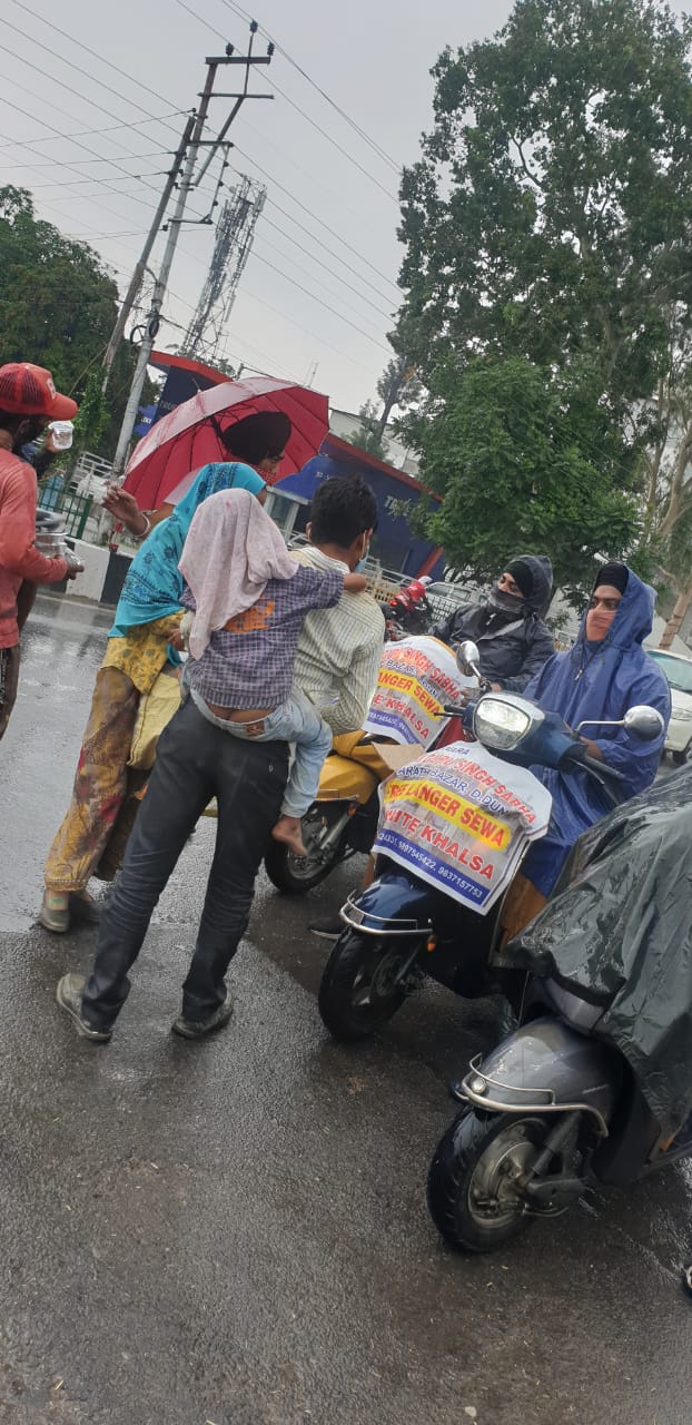 गुरुद्वारा गुरु सिंह सभा की लंगर सेवा बारिश के बावजूद जारी