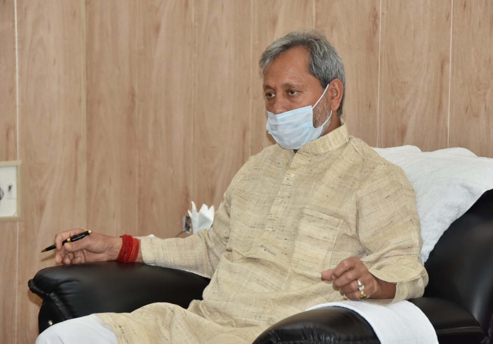 देहरादून, आजखबर। मुख्यमंत्री तीरथ सिंह रावत ने वीडियो कांफ्रेंस के माध्यम से लोक निर्माण विभाग की समीक्षा करते हुए अधिकारियों को निर्देश दिये कि सडकों के निर्माण एवं पुनर्निर्माण से सबंधित कार्य निर्धारित समयावधि के अन्दर पूर्ण किये जाएं। निर्माण कार्यों में गुणवत्ता का विशेष ध्यान रखा जाए। गुणवत्ता में किसी भी प्रकार की गड़बड़ी पाये जाने पर सबंधित के खिलाफ सख्त कारवाई की जायेगी। अगले वित्तीय वर्ष के कार्यों की भी जल्द तैयारी कर ली जाय। 30 अप्रैल तक सभी टेंडर आमंत्रित कर लिए जाय। कार्यों की प्रगति की समय-समय पर विभागीय समीक्षा की जाय। 10 करोड़ से अधिक के कार्यों का निरीक्षण एवं गुणवत्ता की जांच मुख्य अभियंता स्तर के अधिकारियों द्वारा किया जाय। विधायकगणों द्वारा जो भी प्रस्ताव दिये गये हैं, उन पर त्वरित कार्यवाही की जाय, ताकि कार्य समय पर शुरू हो सकें। मुख्यमंत्री तीरथ ने अधिकारियों को निर्देश दिये कि चारधाम यात्रा को ध्यान में रखते हुए, मार्गों के निर्माण कार्य यात्रा शुरू होने से पूर्व पूर्ण कर लिये जाय। कार्यों में पारदर्शिता के साथ और तेजी लाई जाय। विभागों द्वारा बैठक के उपरान्त मीटिंग मिनट्स प्रस्तुत किये जाय। मुख्यमंत्री तीरथ सिंह रावत ने उत्तराखण्ड में चल रहे चारधाम परियोजना, भारतमाला परियोजना, लोक निर्माण विभाग द्वारा किये जा रहे राष्ट्रीय राजमार्गों से संबंधित कार्यों, सी.आर.एफ एवं नाबार्ड योजना के तहत किये जा रहे कार्यों की समीक्षा की। उन्होंने लोक निर्माण विभाग, बी.आर.ओ, एनएचएआई एवं पीआईयू के द्वारा किये जा रहे कार्यों की समीक्षा की। मुख्यमंत्री ने कहा कि रिस्पना से आईएसबीटी तक के सड़क निर्माण कार्य में तेजी लाई जाय। पौड़ी, भवाली एवं जसपुर के बाईपास का कार्य भी जल्द किया जाय। देहरादून एवं हल्द्वानी रिंग रोड से संबधित कार्यों की कार्यवाही में भी तेजी लाई जाय। मसूरी में बनने वाले मल्टी लेवल पार्किंग का कार्य भी जल्द पूर्ण किया जाय। भारतमाला परियोजना के तहत कर्णप्रयाग-सिमली-ग्वालदम मोटर मार्ग एवं जोशीमठ-मलारी मार्ग के डीपीआर की कार्यवाही जल्द की जाय। यात्रा सीजन के दृष्टिगत संवेदनशील स्थानों पर पर्याप्त उपकरणों की व्यवस्था रखी जाय। बैठक में वीडियो कांफ्रेंस के माध्यम से प्रमुख सचिव लोक निर्माण विभाग आर. के. सुधांशु, सचिव अमित नेगी एवं सबंधित विभागों के विभागाध्यक्ष उपस्थित थे। -------------------------------------------------------