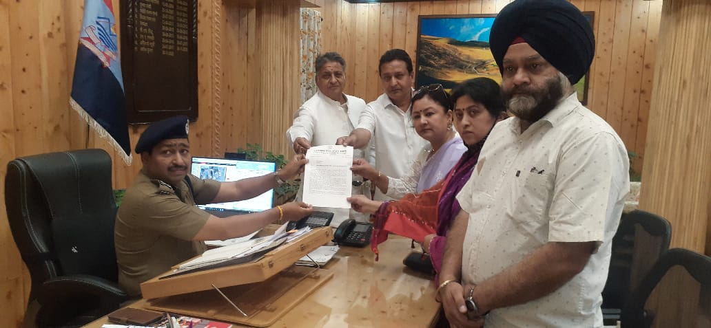 चिकित्सा कर्मियों पर मुकदमा दर्ज किये जाने के विरोध में DGP से मिले कांग्रेसी