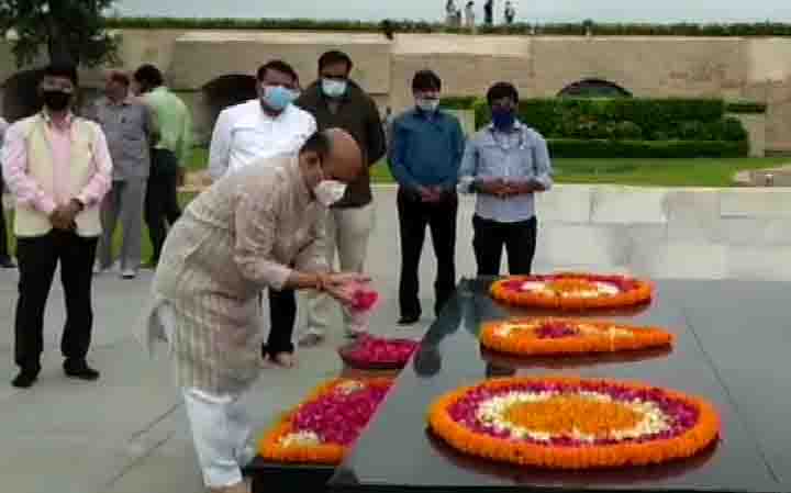 कर्नाटक के CM बसवराज बोम्मई ने राजघाट पर महात्मा गांधी को पुष्पांजलि अर्पित की