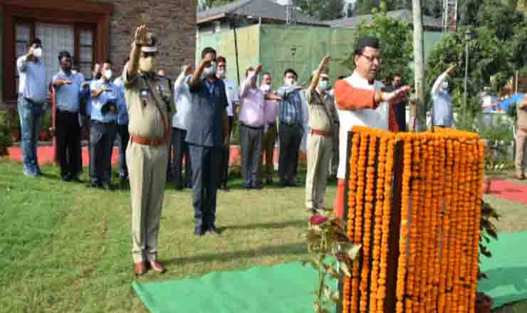 CM पुष्कर सिंह धामी ने स्वतंत्रता दिवस की 74वीं वर्षगांठ के अवसर पर मुख्यमंत्री आवास में ध्वजारोहण किया