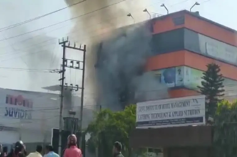 Patelnagar में सुविधा स्टोर में आग लगने से लाखों को नुकसान