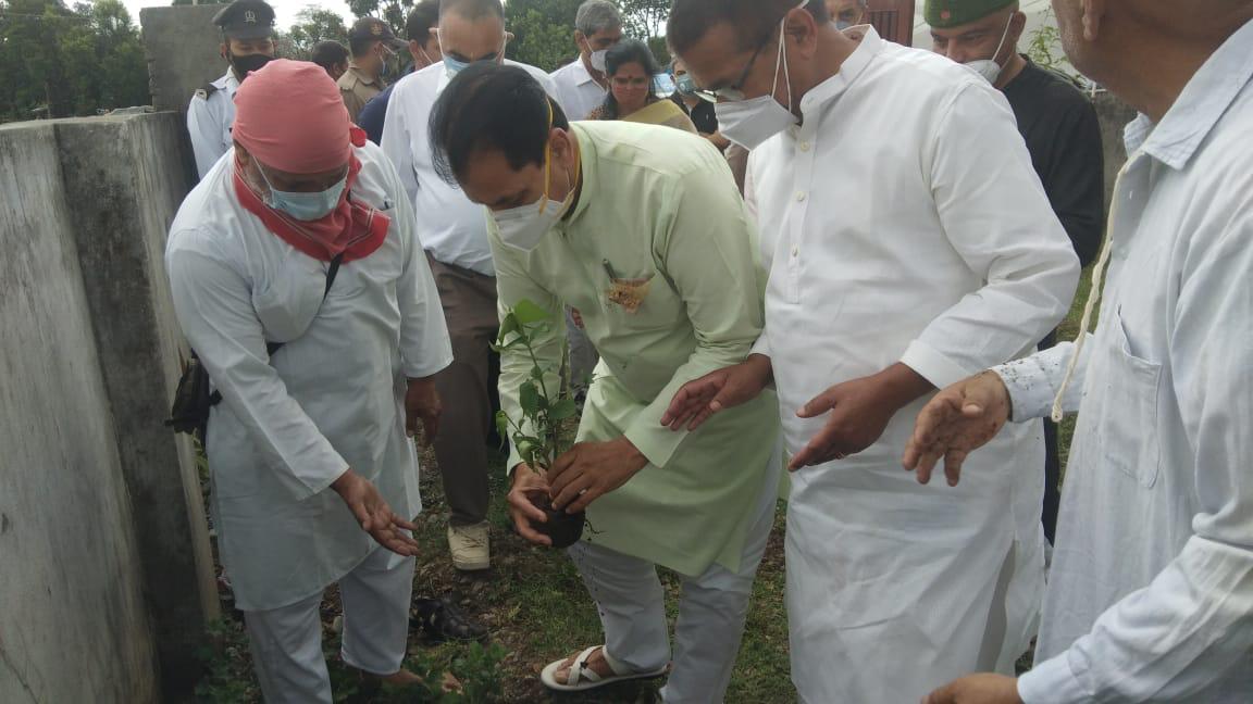 पर्यावरणविद सुंदरलाल बहुगुणा की तेरहवीं पर किया पौधारोपणपर्यावरणविद सुंदरलाल बहुगुणा की तेरहवीं पर किया पौधारोपण