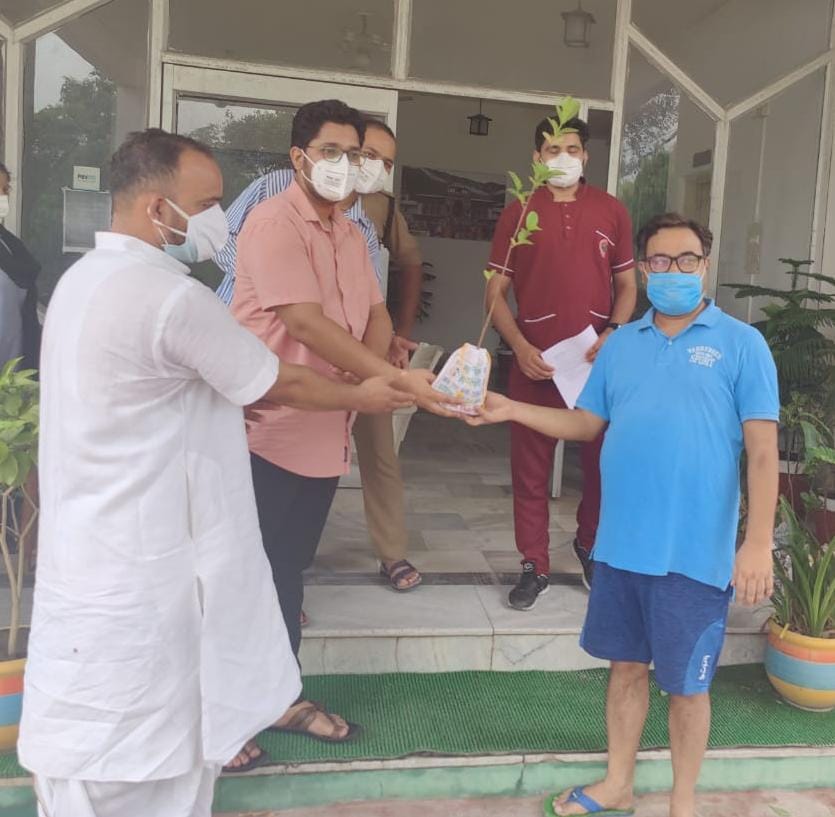 कोविड संक्रमण के पश्चात ठीक हुये मरीजों को पौधे देकर किया जा रहा विदा