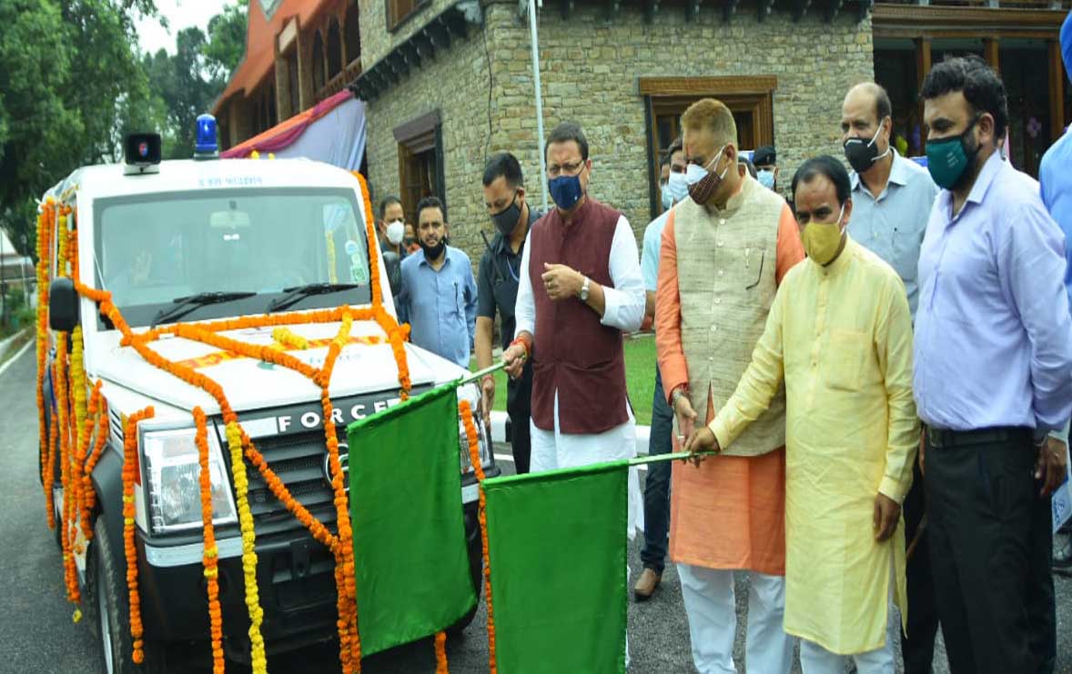 CM पुष्कर सिंह धामी ने 30 एम्बुलेंस का फ्लैग ऑफ किया