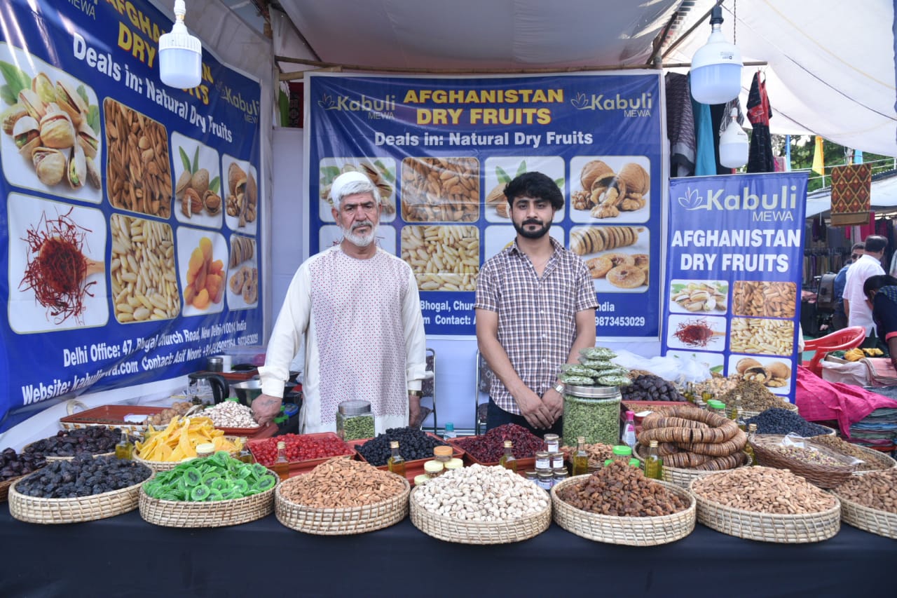 विरासत में लोगों को खूब भा रहे Afghanistan dry fruits