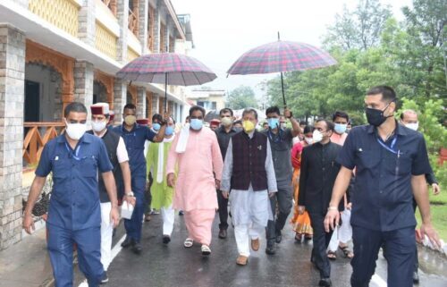 सीएम तीरथ ने कोविड वाररूम का निरीक्षण किया