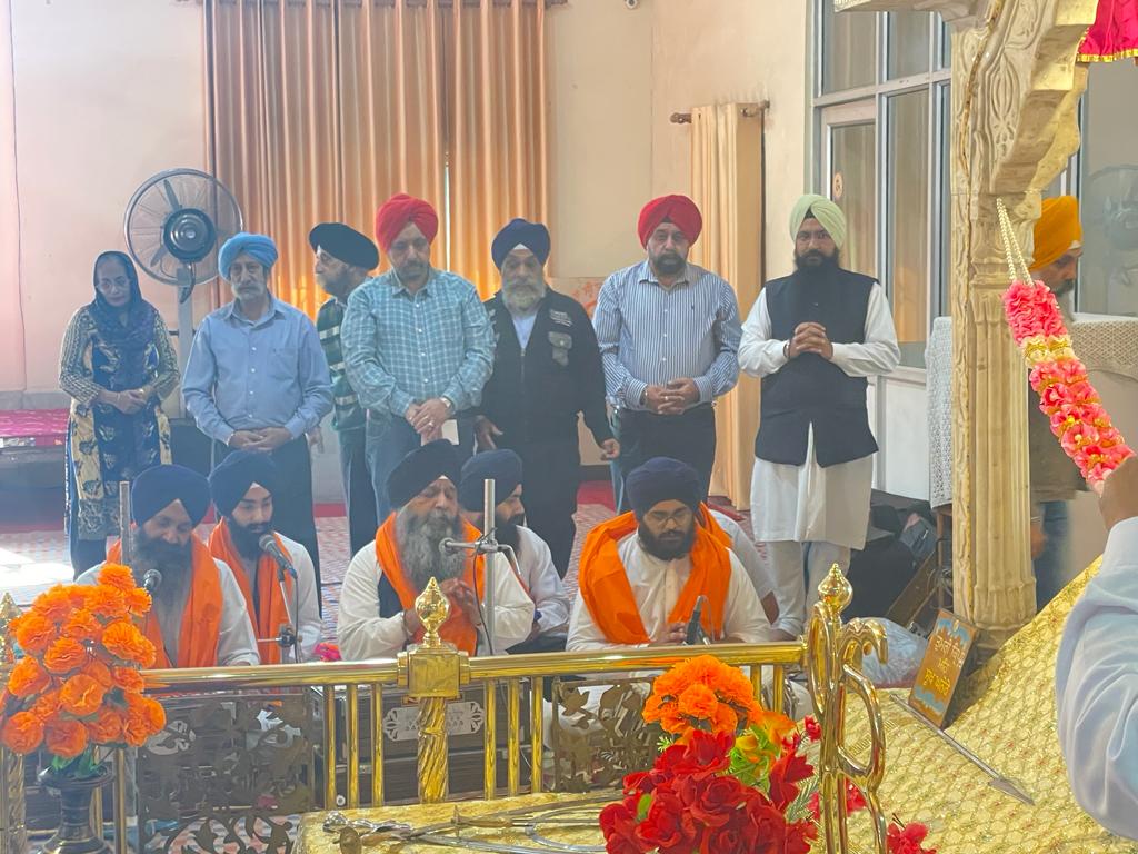 गुरुद्वारा गुरु नानक निवास के निशान साहिब के नए चोले की सेवा हुई