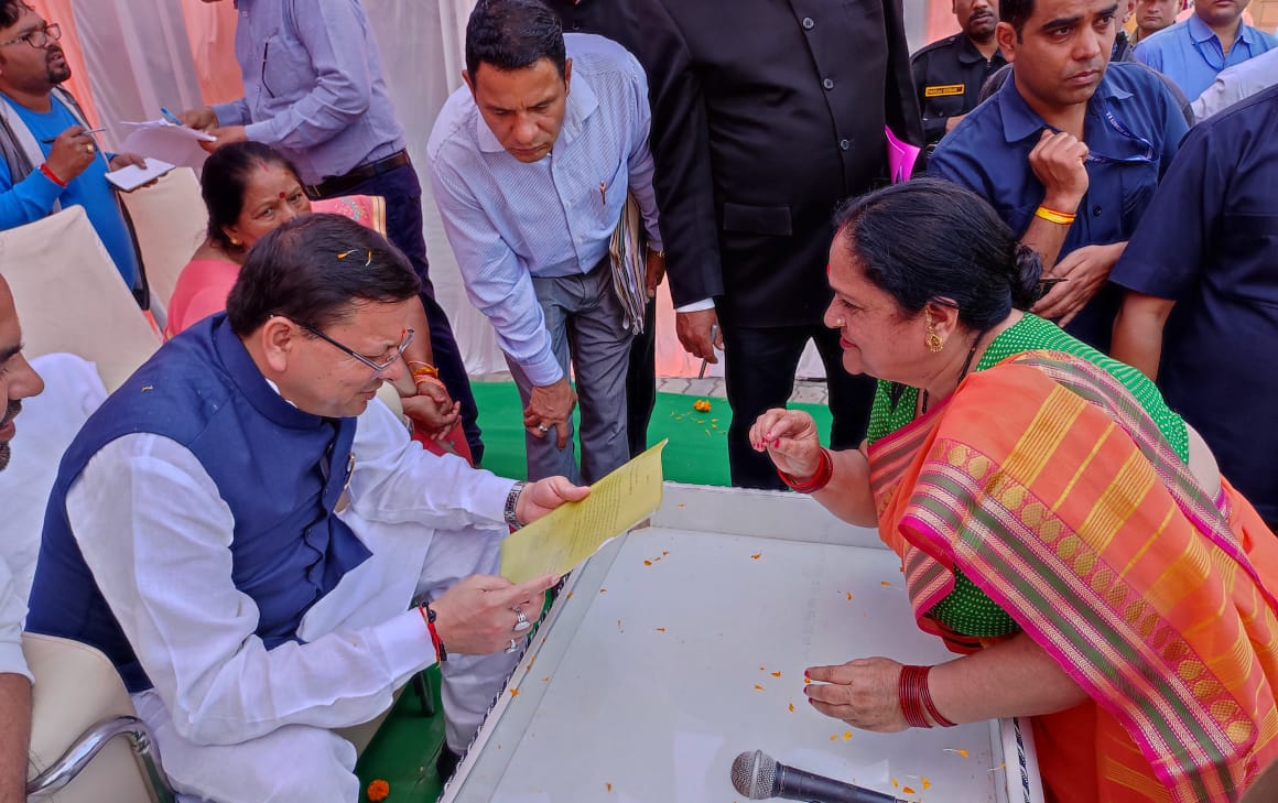 सीएम धामी ने जनता मिलन कार्यक्रम में सुनीं जनसमस्याएं