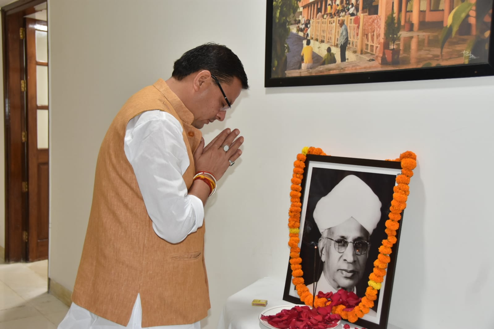 CM ने मुख्यमंत्री आवास में उनके चित्र पर श्रद्धा सुमन अर्पित कर श्रद्धांजलि दी