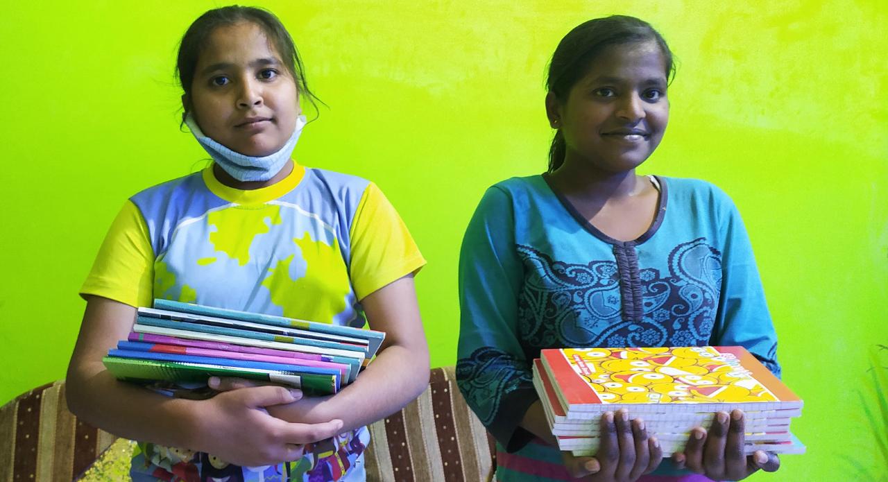 देहरादून: सुभाषनगर में पुस्तक दान रूपी अभियान का समापन हुआ। अपने सपने संस्था जरूरतमंद बच्चों को पढ़ाई के नए सत्र के लिए संस्था द्वारा विगत 15 दिनों से पुस्तक दान अभियान के तहत नई कापियां प्रदान की गईं। अपने सपने संस्था के संस्थापक अरुण कुमार यादव ने कहा इस कोरोना काल मंे आर्थिक रूप से कमजोर परिवारों का आर्थिक संकट के कारण अपने बच्चों को शिक्षा के प्रति मोह भंग हो रहा है। कोरोना महामारी के कारण इस समय प्राइवेट और सरकारी सभी स्कूलों में ऑनलाइन पढ़ाई कराई जा रही है। गरीब और जरूरतमंद बच्चों को इस समय आॅनलाइन सुविधाओं के अभाव में दिक्कत हो रही है। जिसके कारण वे पठन पाठन से वंचित हो रहे हैं, इसलिए अपने सपने संस्था ने ऐसे 60 बच्चों को कापियां प्रदान की। संस्था द्वारा ऐसे 60 बच्चों को 600 से अधिक कापियां प्रदान की गई। अपने सपने संस्था अध्यक्ष अरुण यादव ने कहा कि इस कोरोना संकट में जरूरतमंद बच्चों की पढ़ाई रुकने नही देंगे, इसके लिए संस्था हरसंभव मदद करती आ रही है और आगे भी करती रहेगी। उन्होंने उत्तराखंड सरकार से अपील की जरूरतमंद एवं मध्यमवर्ग के परिवारों के बच्चों की ऑनलाइन पढाई के समय तक स्कूलों द्वारा फीस आधी ली जाए। अपने सपने संस्था विगत 7 वर्षों से जरूरतमंद बच्चों की शिक्षा के लिए कार्य कर रही है।