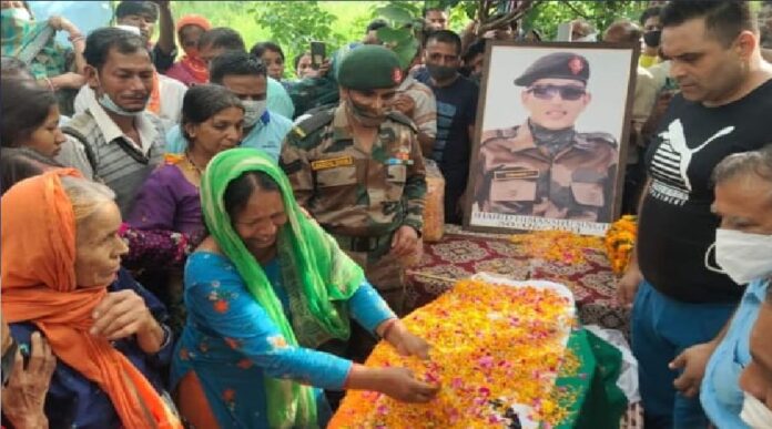 शहीद हिमांशु नेगी का पार्थिव शरीर पहंुचा उनके घर